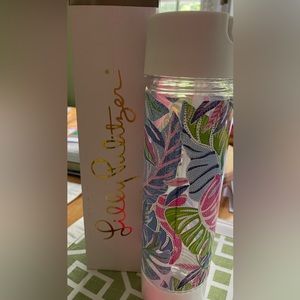 Lilly Pulitzer, NIB, GWP, 24 oz. Water bottle with flip straw.